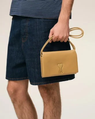 Portafoglio Voulez-Vous in pelle di vacchetta gialla con cinturino