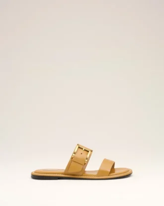 Sandali con fibbia in pelle di vacchetta gialla Sandali con fibbia in pelle di vacchetta gialla