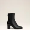 Stivaletti con punta anatomica in pelle nera Stivaletti con punta anatomica in pelle nera