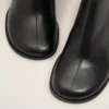 Stivaletti con punta anatomica in pelle nera Stivaletti con punta anatomica in pelle nera