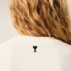 T-shirt bianca in cotone con stampa distintiva T-shirt bianca in cotone con stampa distintiva