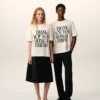 T-shirt bianca in cotone con stampa distintiva T-shirt bianca in cotone con stampa distintiva