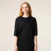T-shirt nera in raso a maniche corte con dettagli a costine