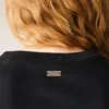 T-shirt nera in raso a maniche corte con dettagli a costine