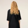 T-shirt nera in raso a maniche corte con dettagli a costine