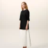 T-shirt nera in raso a maniche corte con dettagli a costine