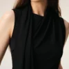 Top nero senza maniche in jersey con scollo lavallière Top nero senza maniche in jersey con scollo lavallière
